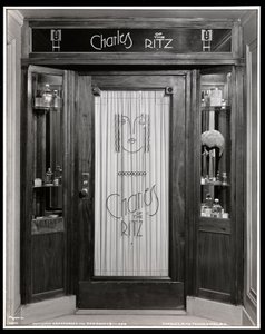 Ingang van de Charles of the Ritz schoonheidssalon in het Ritz Tower Hotel, Park Avenue en 57th Street, New York, 1932 door Byron Company